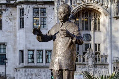 Nelson-Mandela-statue-in-Parliament-square-by-Prioryman-on-Wikimedia-Commons